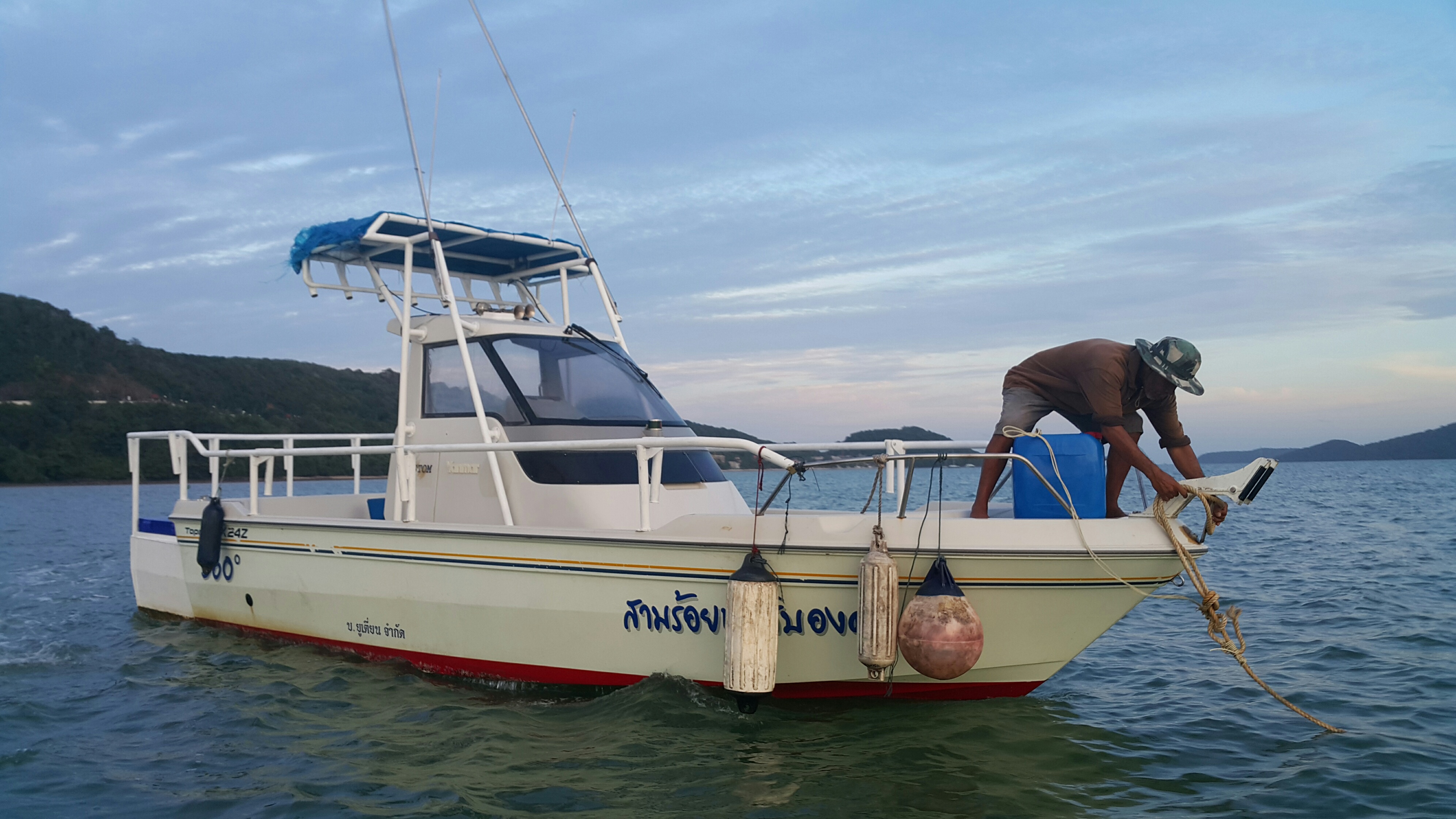 Японский катер для морской рыбалки Японский катер для морской рыбалки